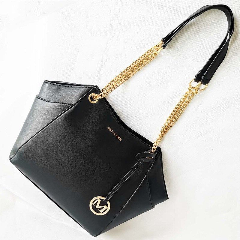 sac a main noir avec chaine