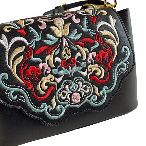 sac à main noir décoré de fleurs